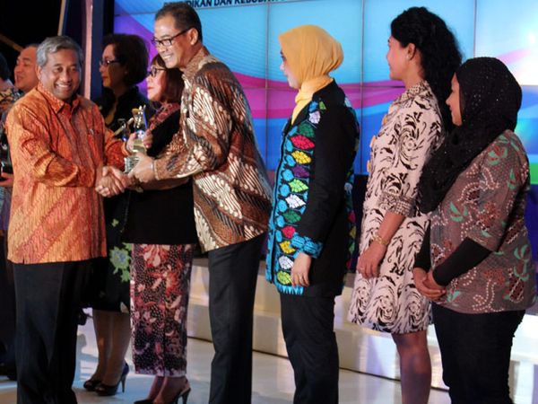 Kemendikbud Beri Anugerah Peduli Pendidikan 2014