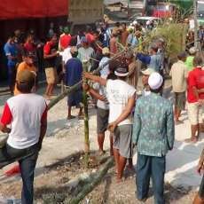 Warga Blokir Jalan Tolak Pembangunan Pabrik Kran Air