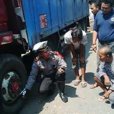 Polisi di Surabaya Juga Lakukan Menertibkan Truk Melintas di Jalan