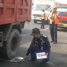 Truk Over Tonase Melintas di Tol Ditilang