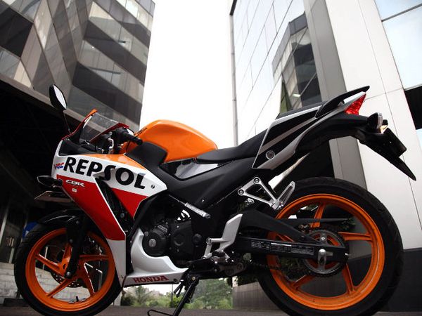 Menguji Honda CBR 150R Buatan Lokal