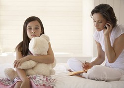 Kapan Ayah dan Ibu Bisa Lepas dari Ponsel Mereka? Ini Jawaban Anak-anak