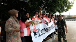 Prajurit TNI dan PNS Kodam Jaya pun Bentangkan Spanduk Terima Kasih SBY