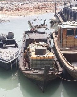 Polda Kepri Tangkap Kapal Penyelundup Solar dan Kayu Ilegal