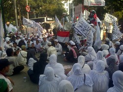 Massa FPI dan FUI Demo Bersila di Depan DPRD DKI, Lalin Tersendat