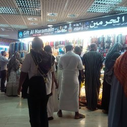 Momen Jamaah Haji Berburu Oleh-oleh di Mal Depan Masjid Nabawi