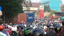 Begini Penampakan Lautan Pemotor Parkir Saat Kontainer Mogok di Pertigaan Condet