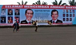Spanduk Raksasa Jokowi-JK dan Sumpah Presiden Terpasang di Gedung DPR RI