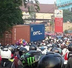 Truk Kontainer di TB Simatupang Dievakuasi, Arus Lalin Mulai Lancar