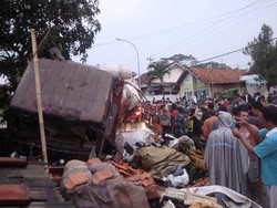 Akibat Rem Blong, Truk Pengangkut Rongsokan Hantam 9 Motor dan 3 Mobil di Banyumas