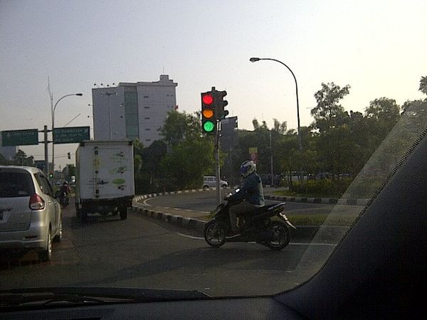 Lampu Lalin Membingungkan