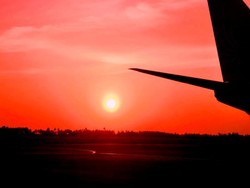 Cari Spot Berburu Sunset Keren? Coba dari Pesawat