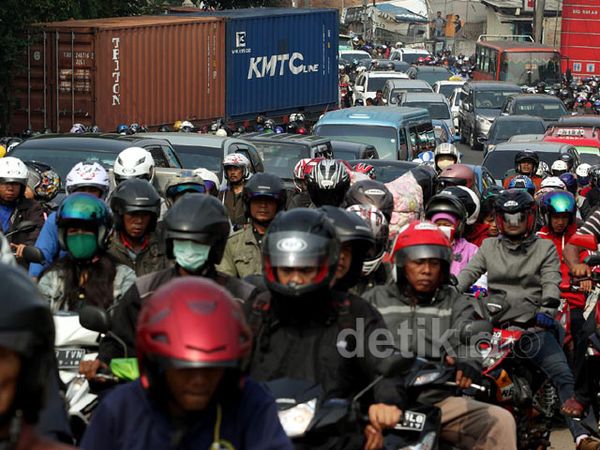 Kontainer Mogok, Jl. TB Simatupang Macet Parah