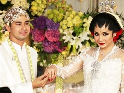 Cincin Nikah Raffi Sempit Agar Tak Bisa Dilepas