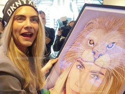 Muah! Cara Delevingne Cium Bibir Penggemar