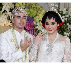 Foto: Penampilan Raffi & Nagita Slavina Berbusana Adat Jawa Saat Akad Nikah