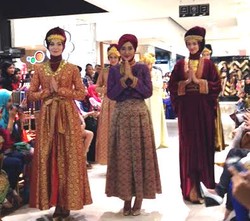 Koleksi Dian Pelangi yang Dipamerkan di Amerika Dijual di Galeries Lafayette