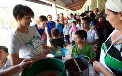 Michael Kors dan Halle Berry Bantu Galang Dana untuk Masalah Kelaparan Dunia