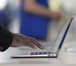 Apple kok Gak Bikin MacBook Layar Sentuh?