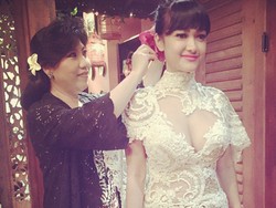 Kebaya Superseksi Julia Perez