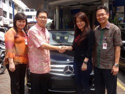 Rutin Transaksi Pakai BCA, Lie Merry Dapat Kejutan Mercedes Benz C-Class