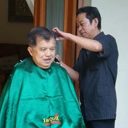 JK Cukur Rambut Sebelum Pelantikan 20 Oktober