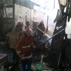 Diduga Korsleting Listrik, 7 Rumah di Semarang Hangus Terbakar