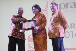 Prita Kemal Gani Terima Penghargaan Tokoh Public Relations SPS 2014