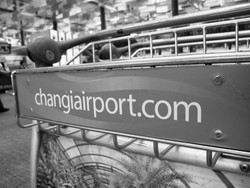 Melihat Bandara Changi di Balik Lensa Hitam Putih