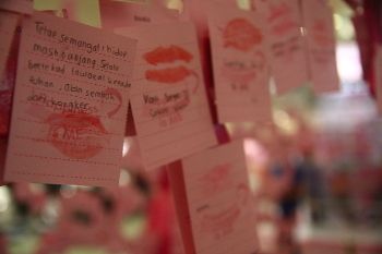 Muahh! Kecupan Peduli Kanker Payudara Pecahkan Rekor MURI