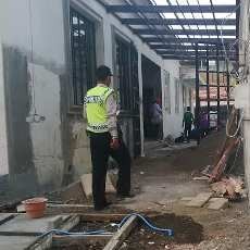 Sesosok Mayat Dikubur di Garasi dan Ditutup Paving