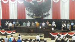 Ada Adegan Lucu Saat JK Simulasi Tanda Tangan Berita Acara Pelantikan