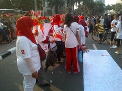 Dukung Pelantikan Jokowi Lancar, Relawan Bagikan Bunga di Car Free Day