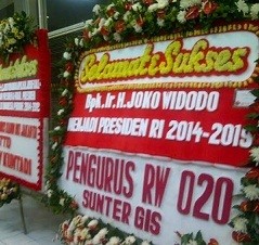 Rangkaian Bunga dari Pengurus RW untuk Presiden Jokowi Mejeng di Istana