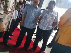 Oesman Sapta Pakai Sandal Saat Gladi Resik Pelantikan Jokowi Karena Kakinya Sakit