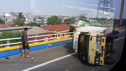 Mobil Boks Terguling di Jalan Tol Arah Bandara, Lalin Tersendat