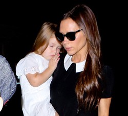 Lucunya Harper yang Terlihat Mengantuk Saat Digendong Victoria Beckham