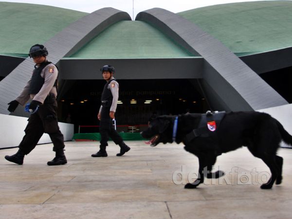 Anjing Pelacak Periksa Setiap Sudut Gedung DPR