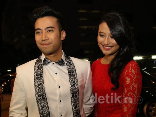 Ehm... Vidi Aldiano Gandeng Cewek di Nikahan Raffi-Nagita