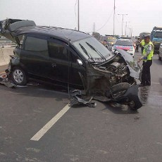 Tabrak Pembatas Tol, Penumpang Avanza Nyemplung Bozem