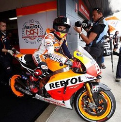 Mengunjungi RC213V Sang Juara Dunia di Paddock Honda