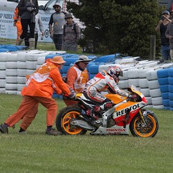 Ingin Bergaya ala Doohan, Marquez Terjungkal