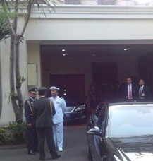 Jelang Pelantikan, JK Sarapan Sop Ayam dan Lontong