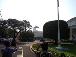 Helikopter TNI AU Mendarat di Samping Istana Negara