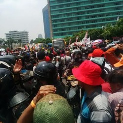 Masyarakat Sudah Menyemut, HI Tak Bisa Dilalui Kendaraan