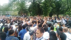 Masyarakat Histeris Dekati Mobil Jokowi di Jl Sudirman