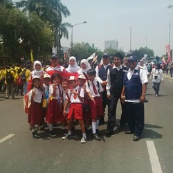 Di Tengah Serunya Pesta Rakyat, 7 Bocah ini Malah Eksis Foto-foto di HI