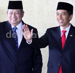 Presiden Jokowi Digandeng SBY Menuruni Tangga Istana Merdeka