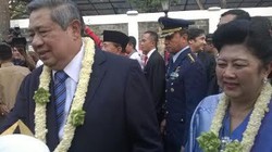 Tiba di Cikeas, SBY dan Ibu Ani Disambut Salawat Nabi dan Dikalungi Bunga