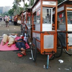 Kelelahan Melayani Makan Gratis, Pedagang Bakso Tidur di Samping Gerobak